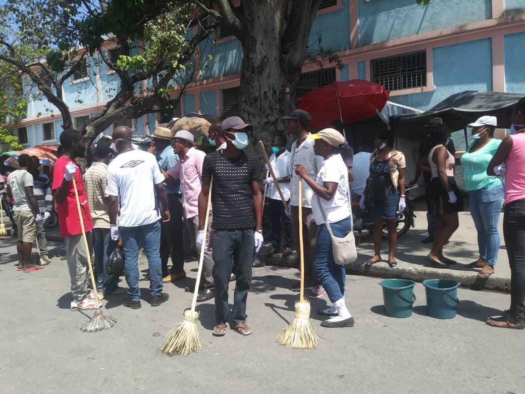 Port-au-Prince: L'opposition politique s'investit dans le nettoyage des hopitaux publics. 7