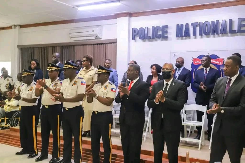 Haïti : le Gouvernement honore une soixantaine de policiers engagés dans la lutte contre la criminalité 9